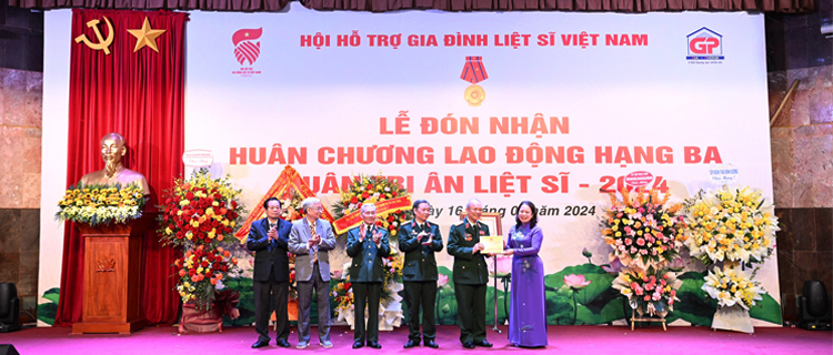Tặng quà Bà mẹ Việt Nam anh hùng tại "Xuân tri ân liệt sĩ" 2024