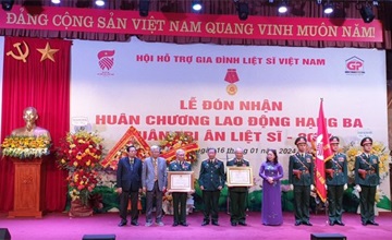Tặng quà Bà mẹ Việt Nam anh hùng tại "Xuân tri ân liệt sĩ" 2024