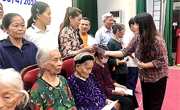 Tri ân Mẹ Việt Nam anh hùng và gia đình liệt sỹ nhân dịp kỷ niệm 48 năm ngày thống nhất đất nước