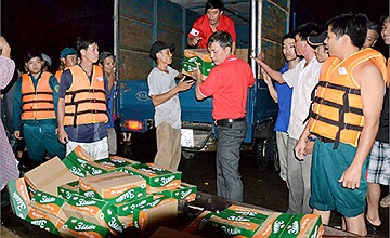 Trung ương Hội Chữ thập đỏ Việt Nam cứu trợ khẩn cấp tiền và hàng trị giá 1 tỷ 120 triệu đồng cho 5 tỉnh: Bình Định, Quảng Nam, Quảng Ngãi, Kon Tum và Gia Lai