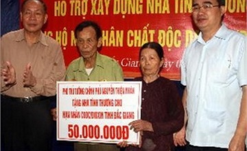 Phó thủ tướng Nguyễn Thiện Nhân thăm hỏi, tặng quà nạn nhân da cam